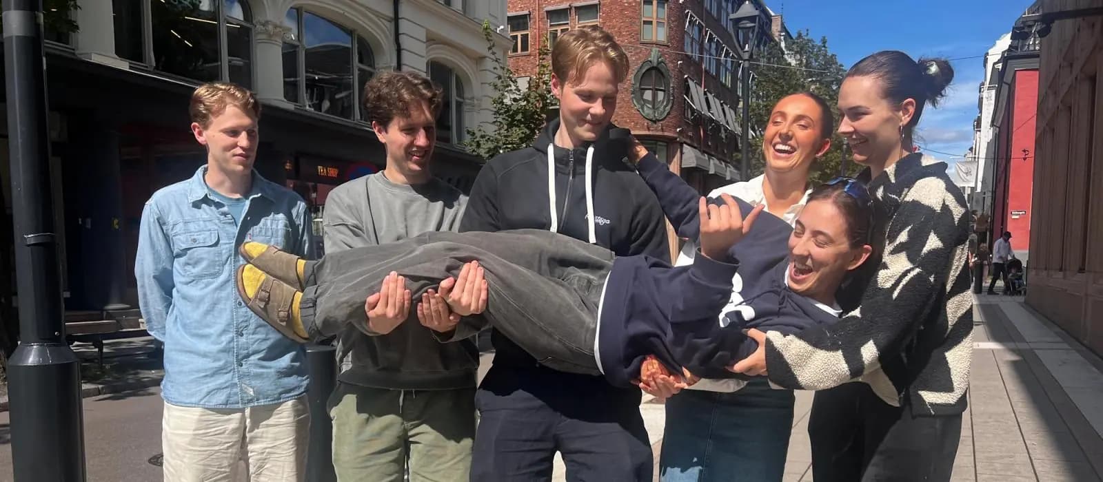 Bilde av sommerstudentene utenfor Oslo-kontoret. Fra venstre: Vetle, Sigurd, Eivind, Andrea, Lina og Sanjat i front.